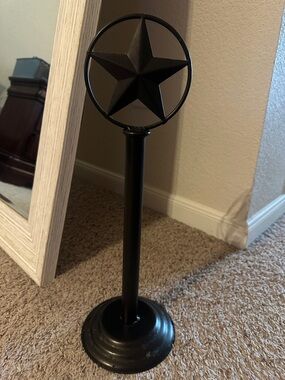 Black Metal Star paper towel holder